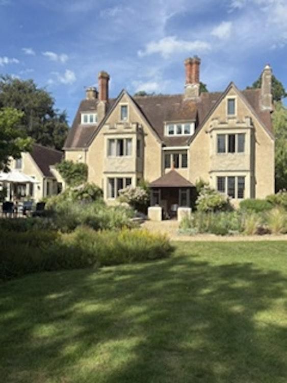 Charming oxfordshire village - Image 2