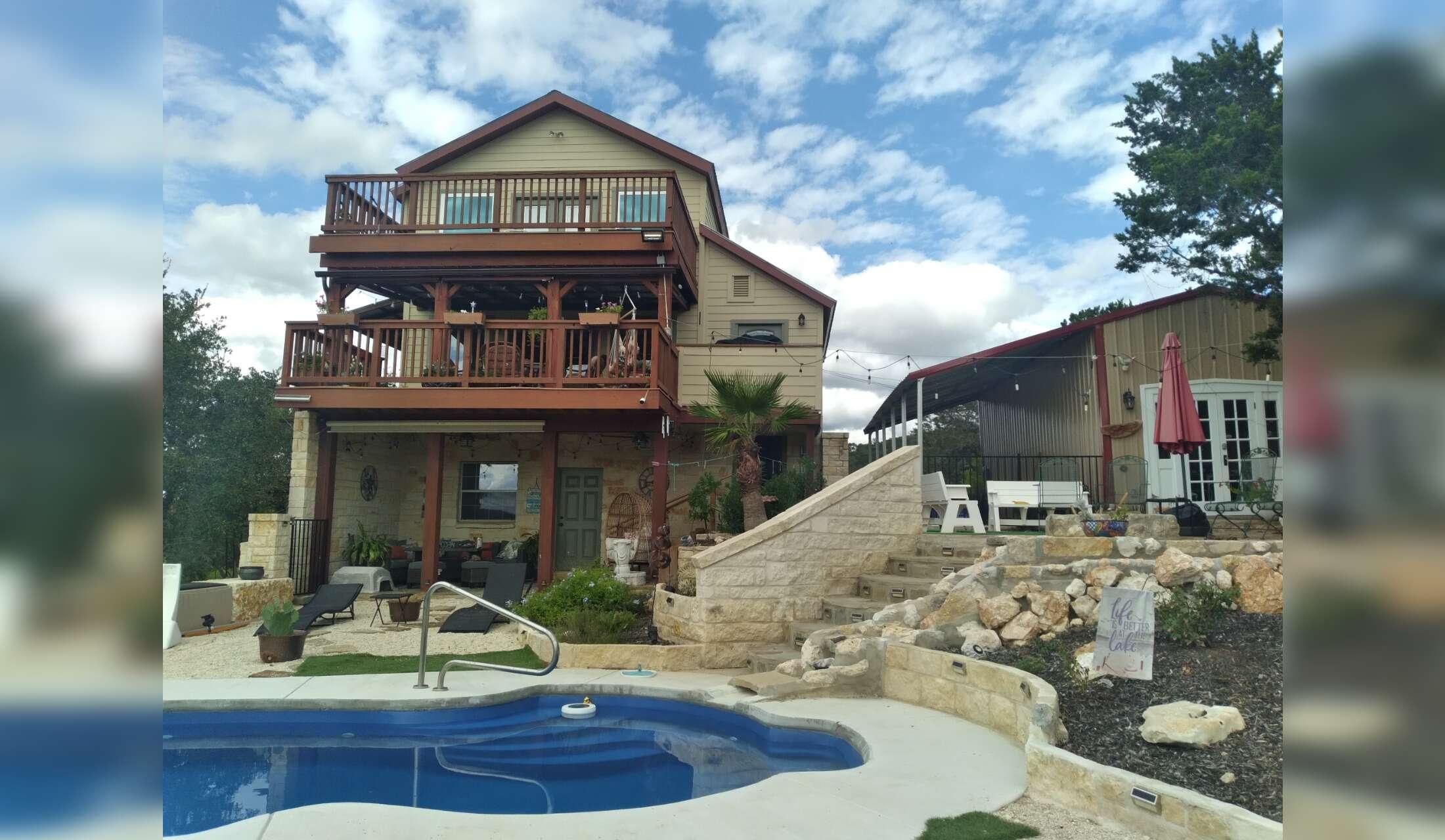 Rural three story lake house near San Antonio with swimming pool and golf simulator - Image 3