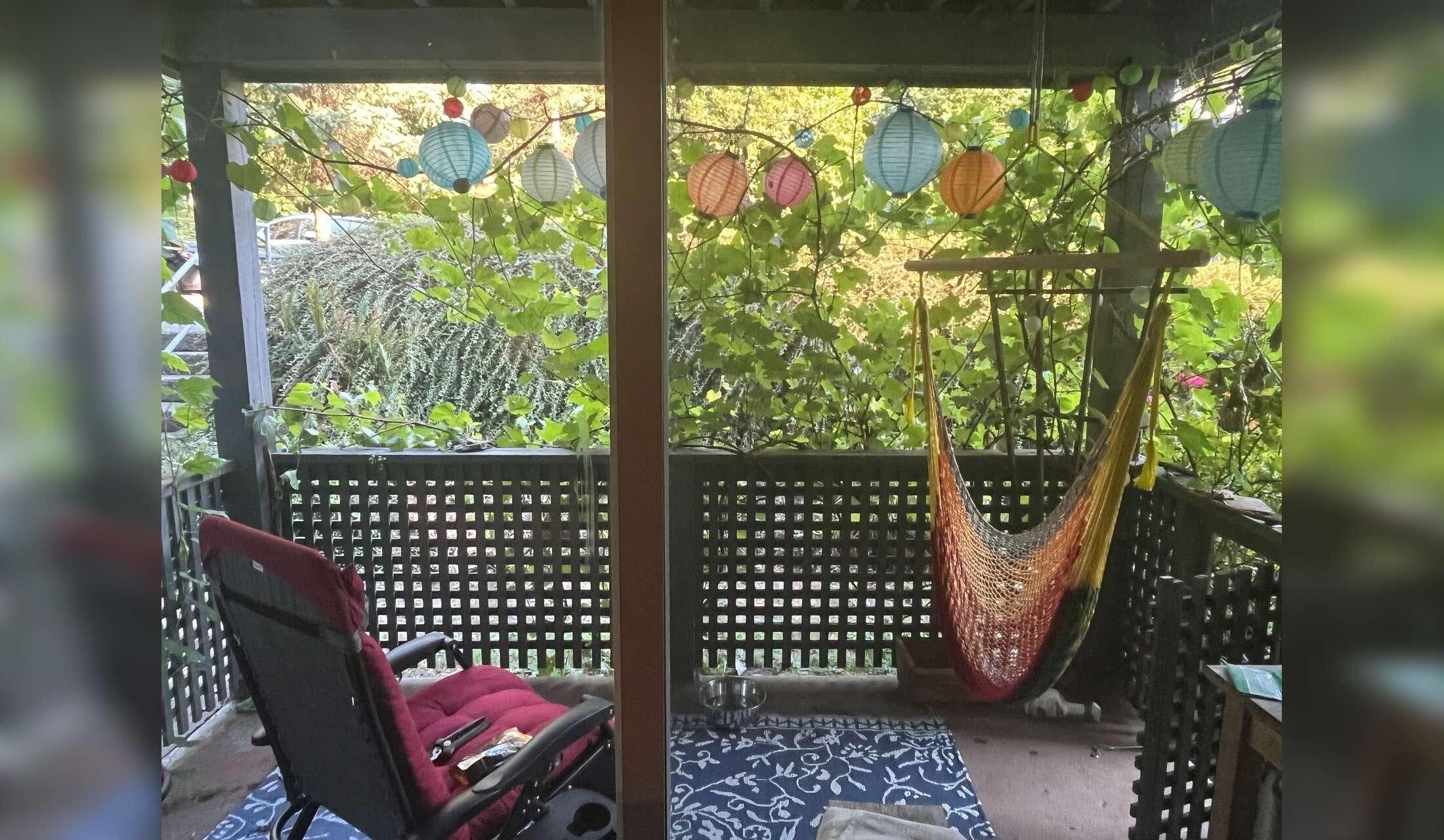 2 B floor level apt with rose garden, studio & adoring golden retriever Sept 13-20 - Image 3