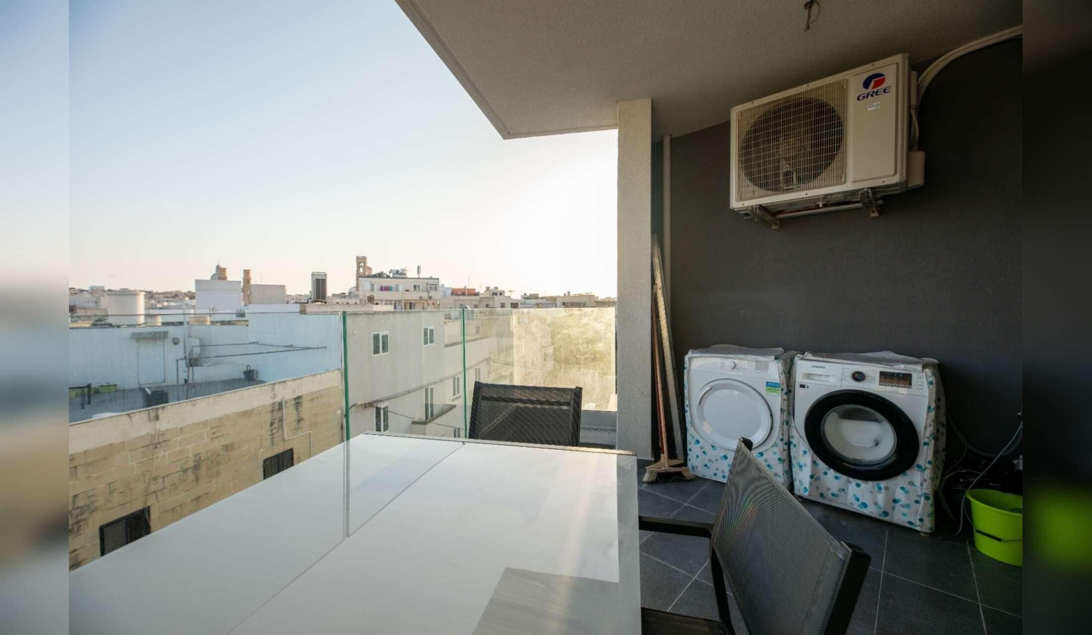Malta Vegan Home: Private Ensuite Room, Plant-Based Cat Care - Image 4