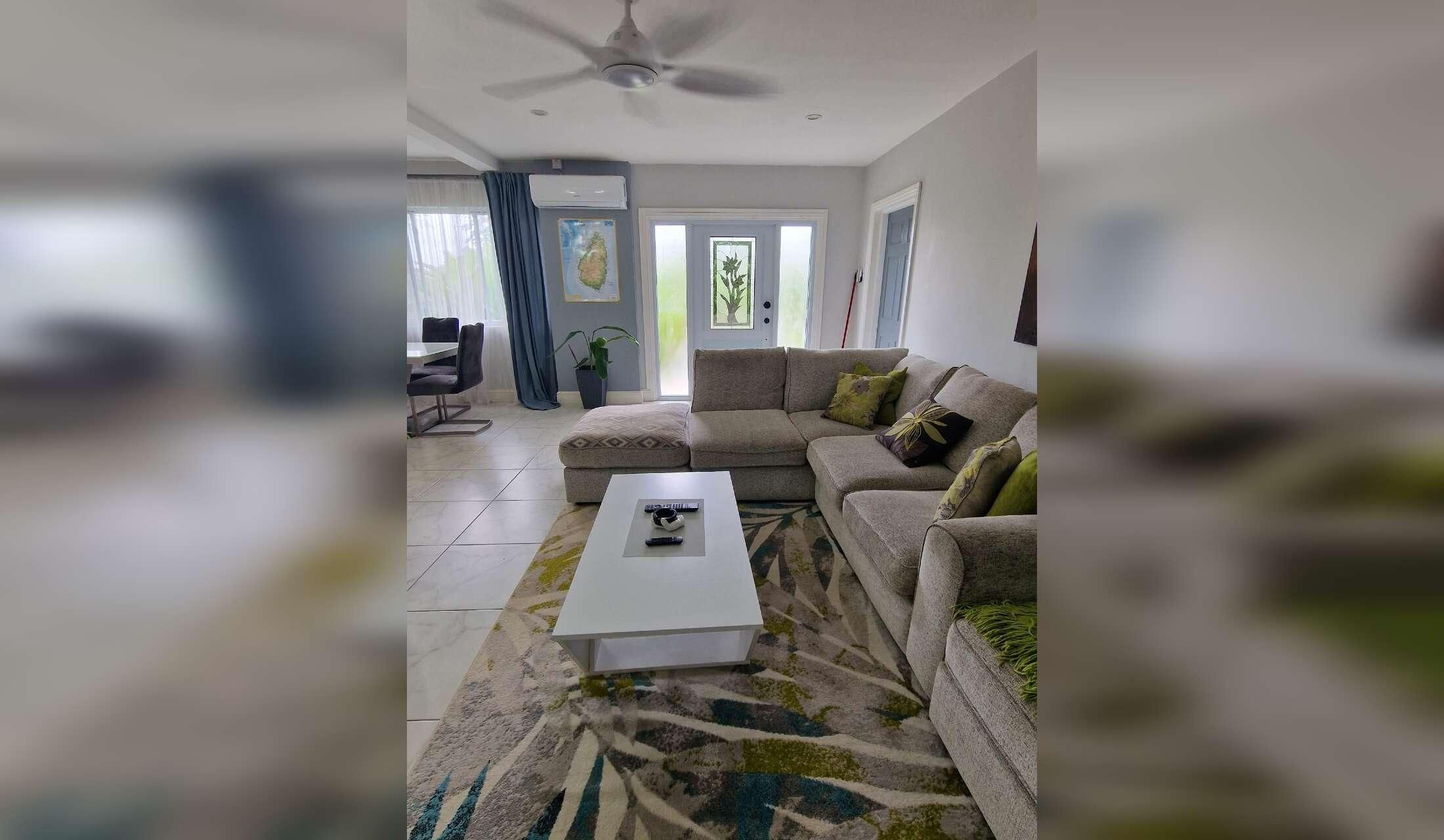 Tropical paradise with modern cons - Image 6