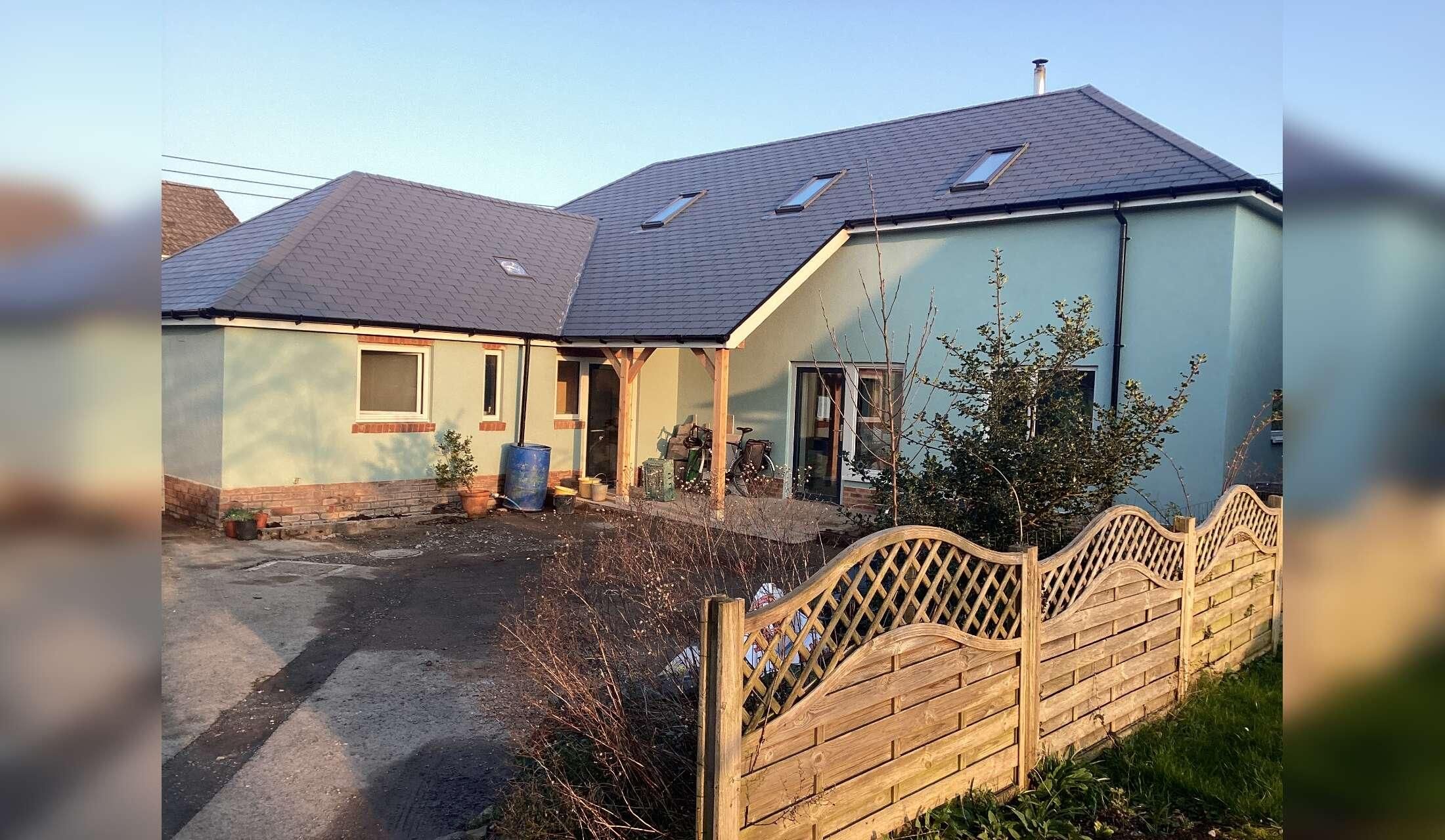 1 bed self contained apartment with garden and parking in historic small town and 1 cat