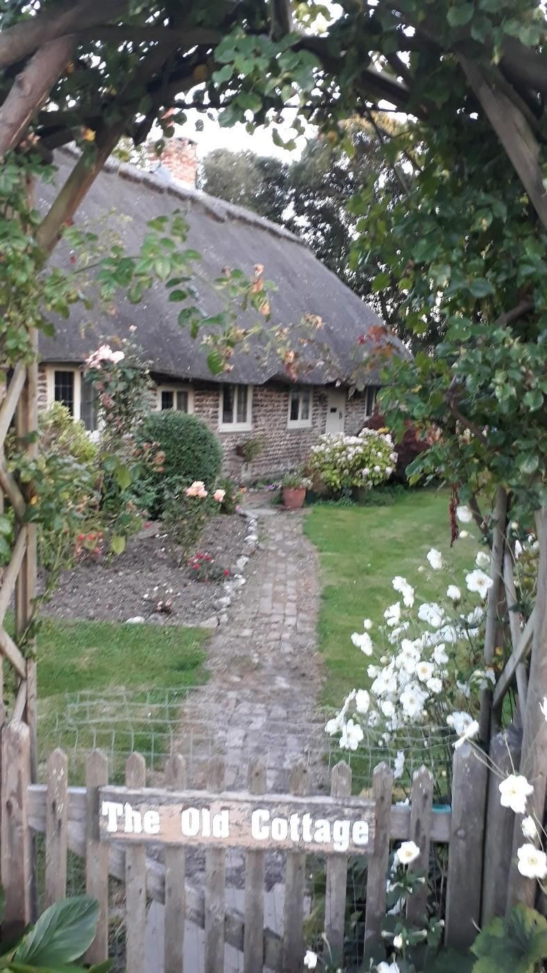 Experienced (non-professional)  animal lovers for cottage in West Sussex - Image 2