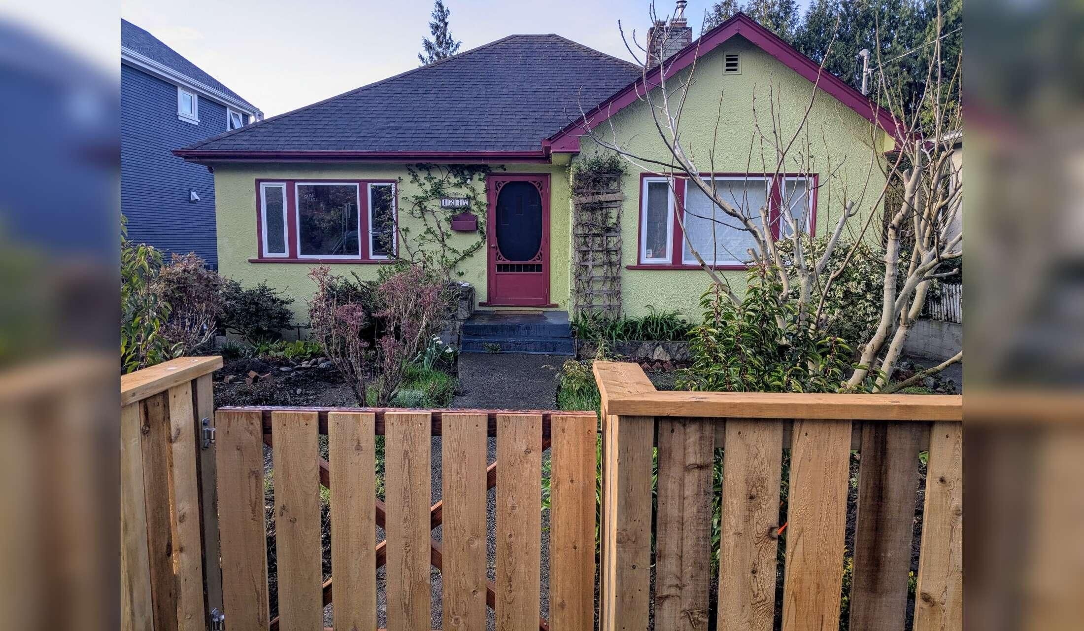 Home in Victoria, British Columbia - with 2 free-roam rabbits - Image 2