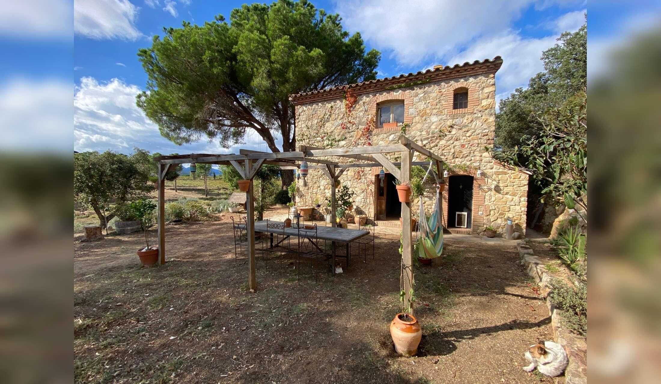 I am looking for animal lovers in a nature house near to France