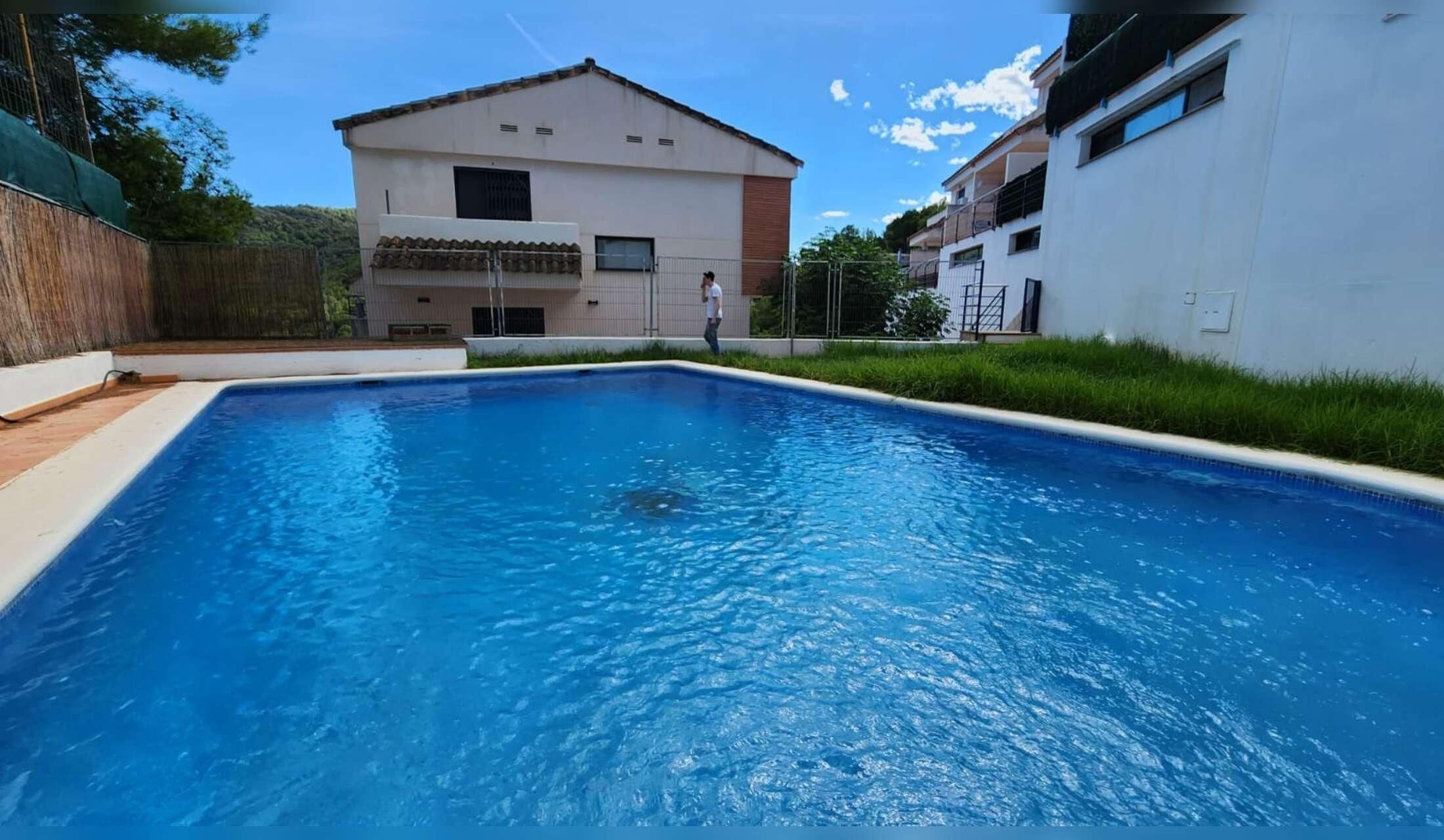 House sit with 2 lovely dogs (Husky & mix) near Valencia, Spain