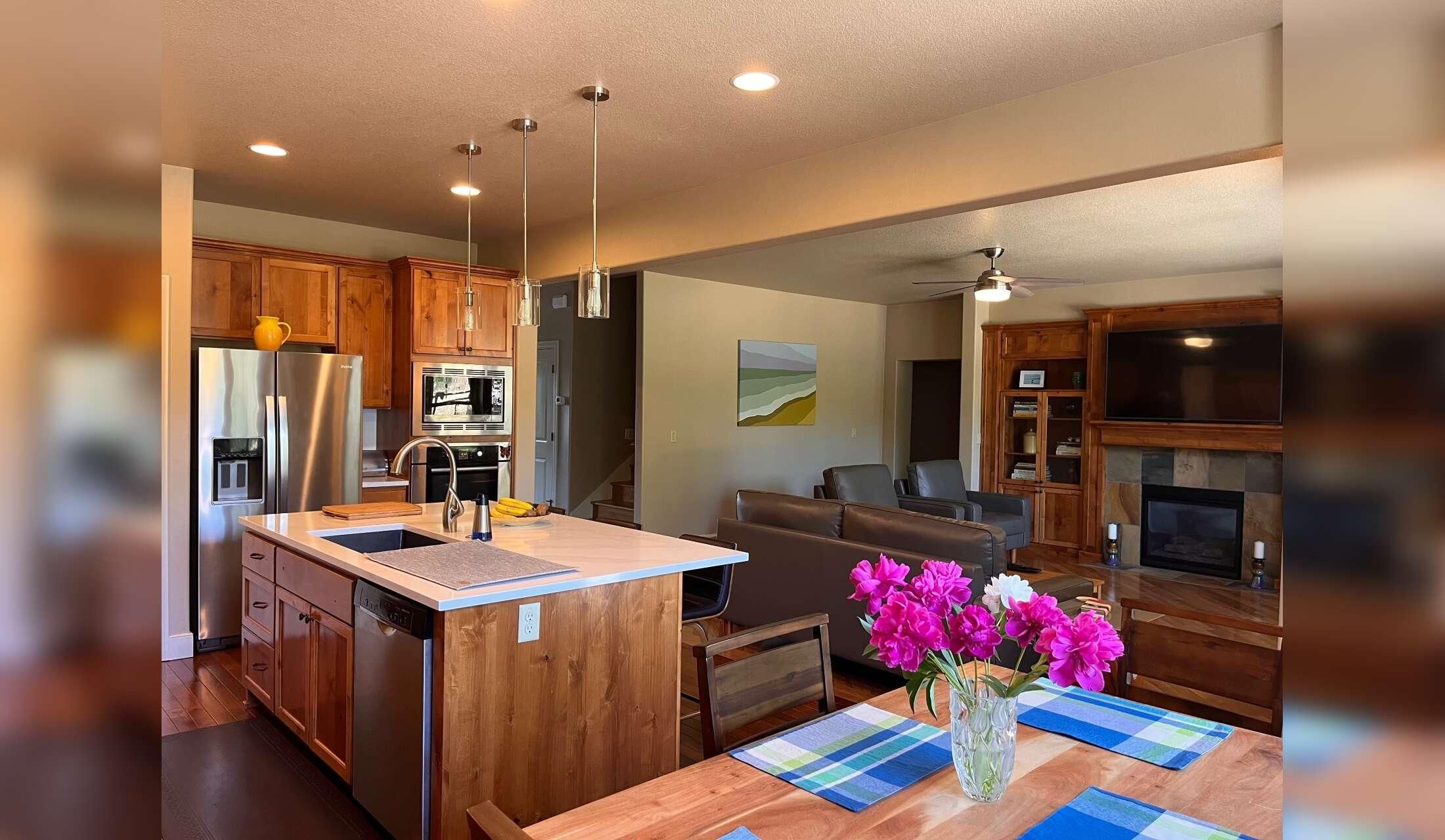 Spacious Southern Oregon Retreat Near Wineries, Hiking & National Parks - Image 4
