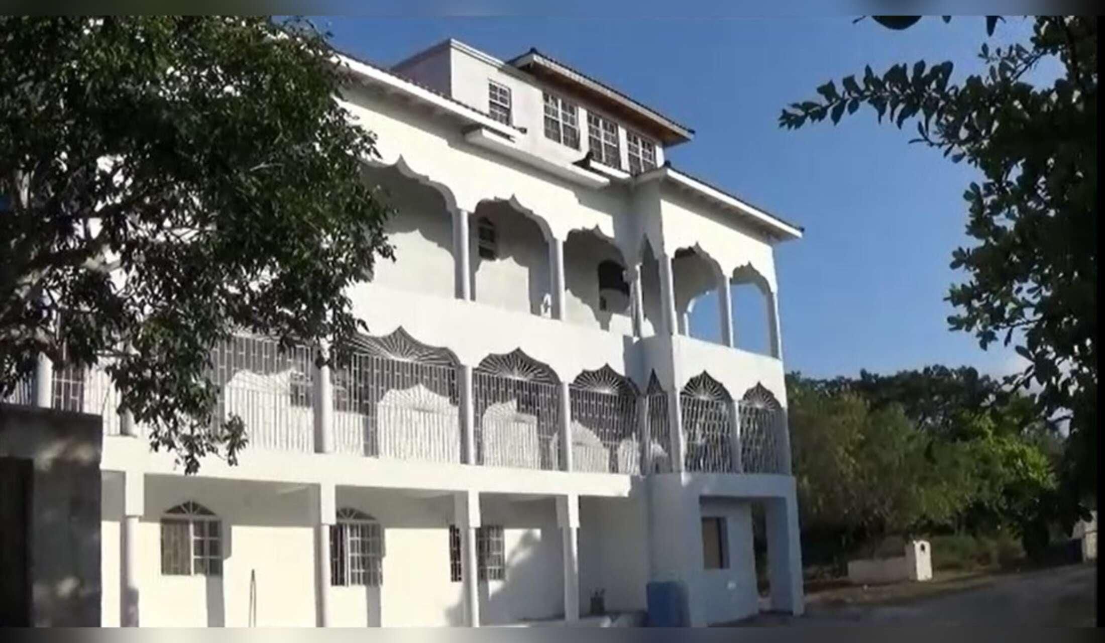 Mansion on the water near Negril Jamaica - Image 2