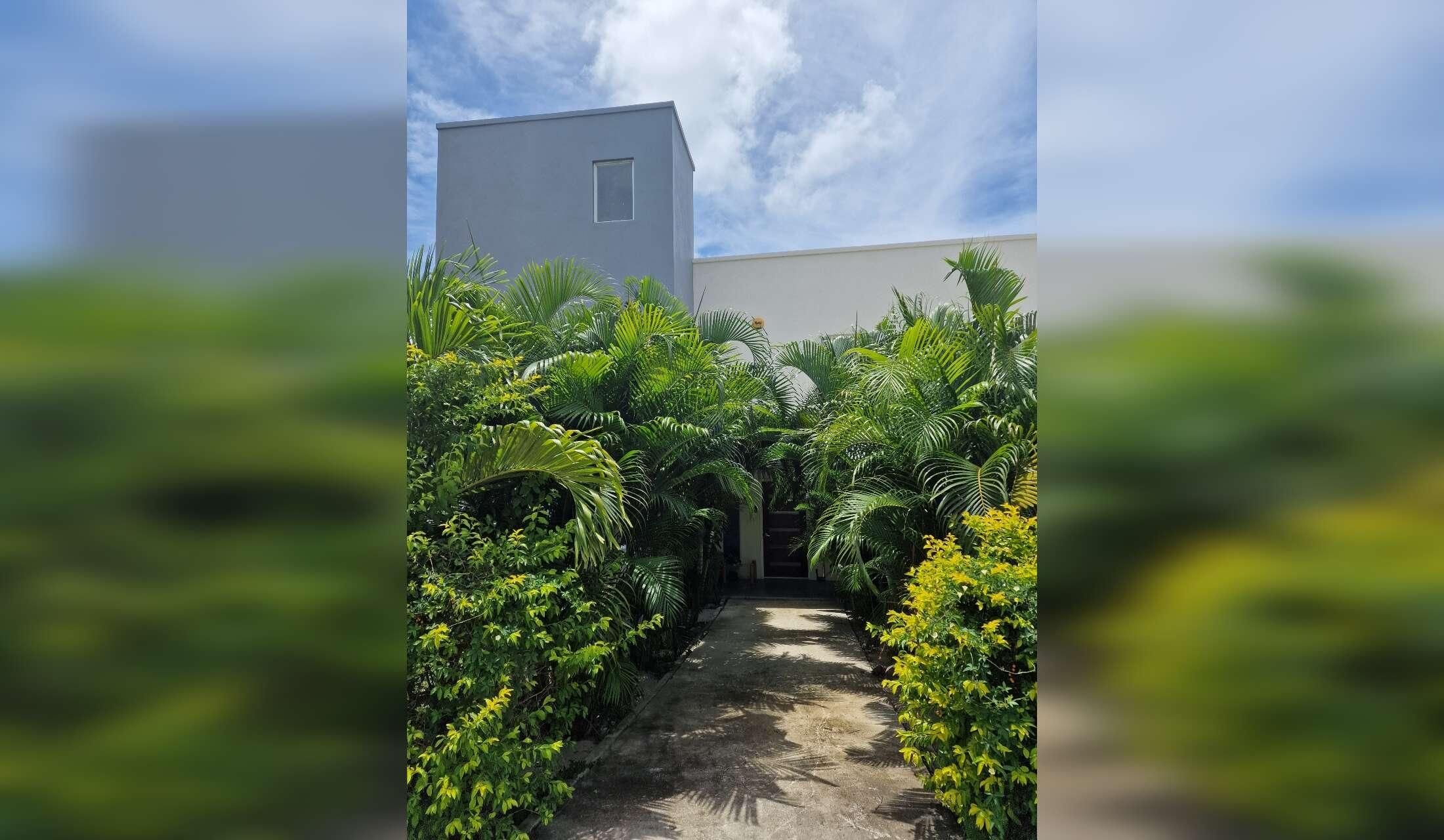 Tropical paradise with modern cons - Image 4