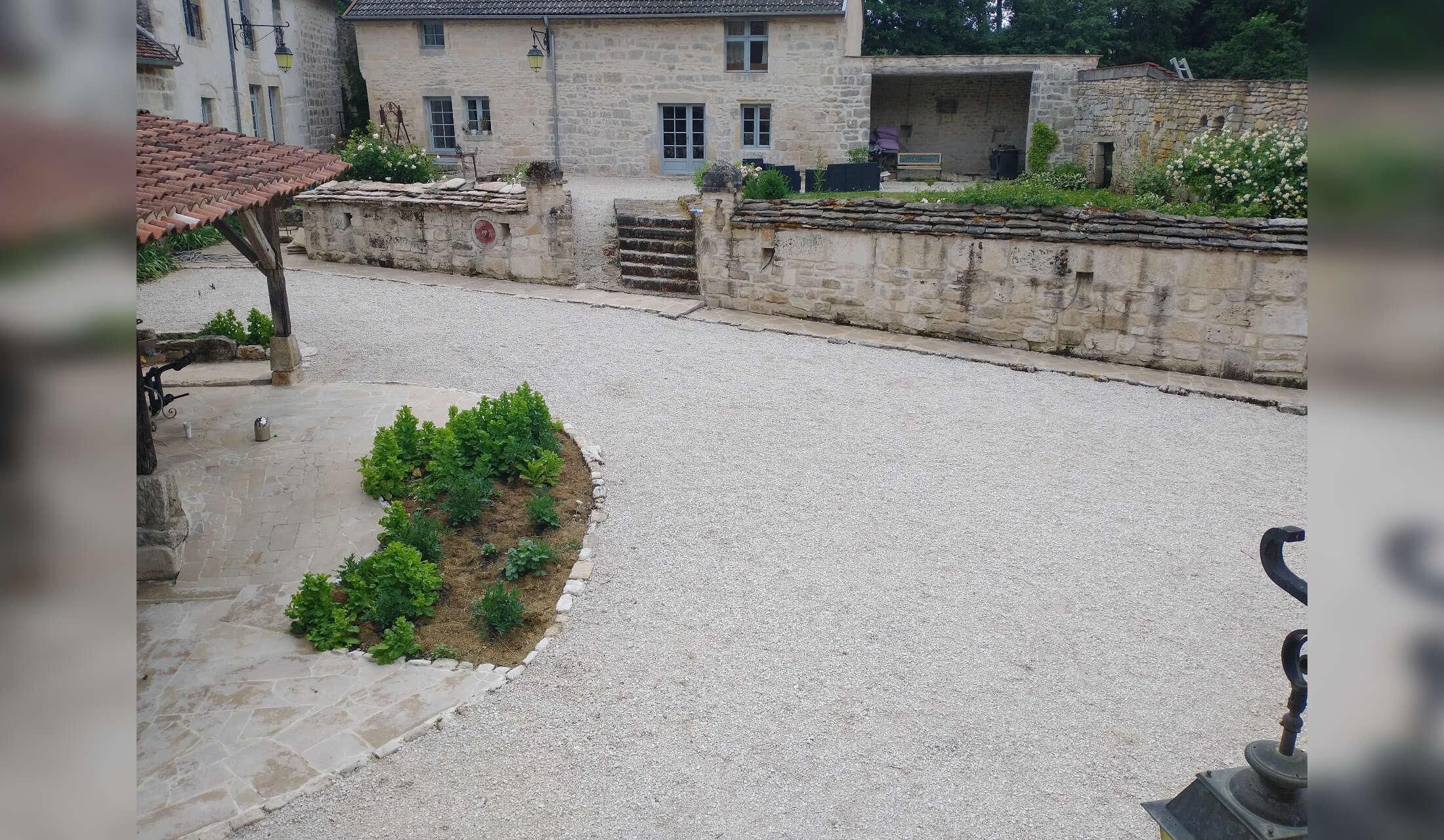 Unique nature experience - Remote farm in Burgundian forest