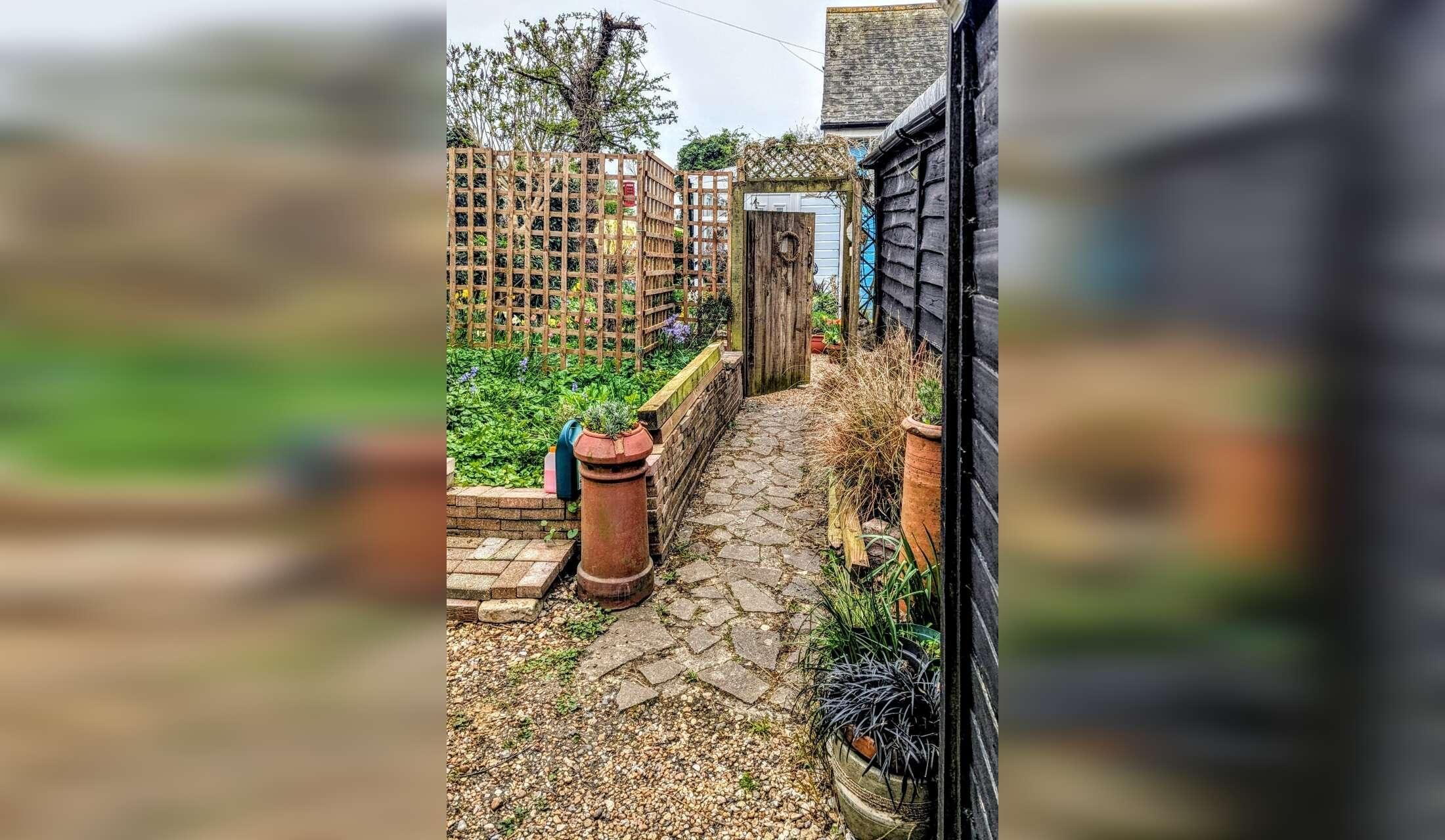 Cat and plant lover needed in wooden bungalow in Littlehampton West Sussex (varibale dates)