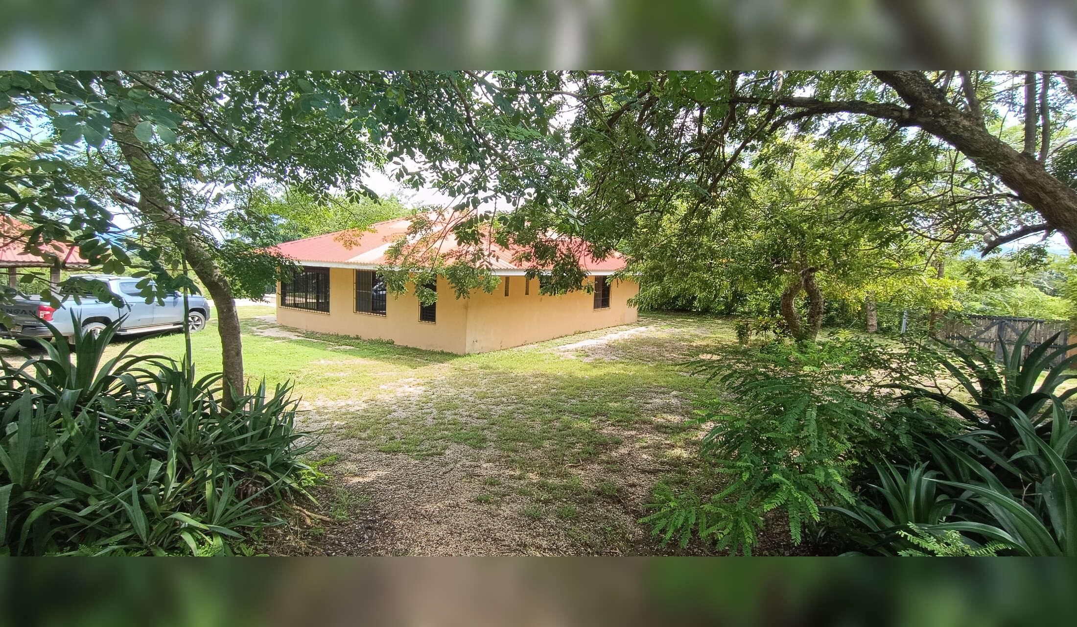 House in a finca surrounded by wild animals - Image 5