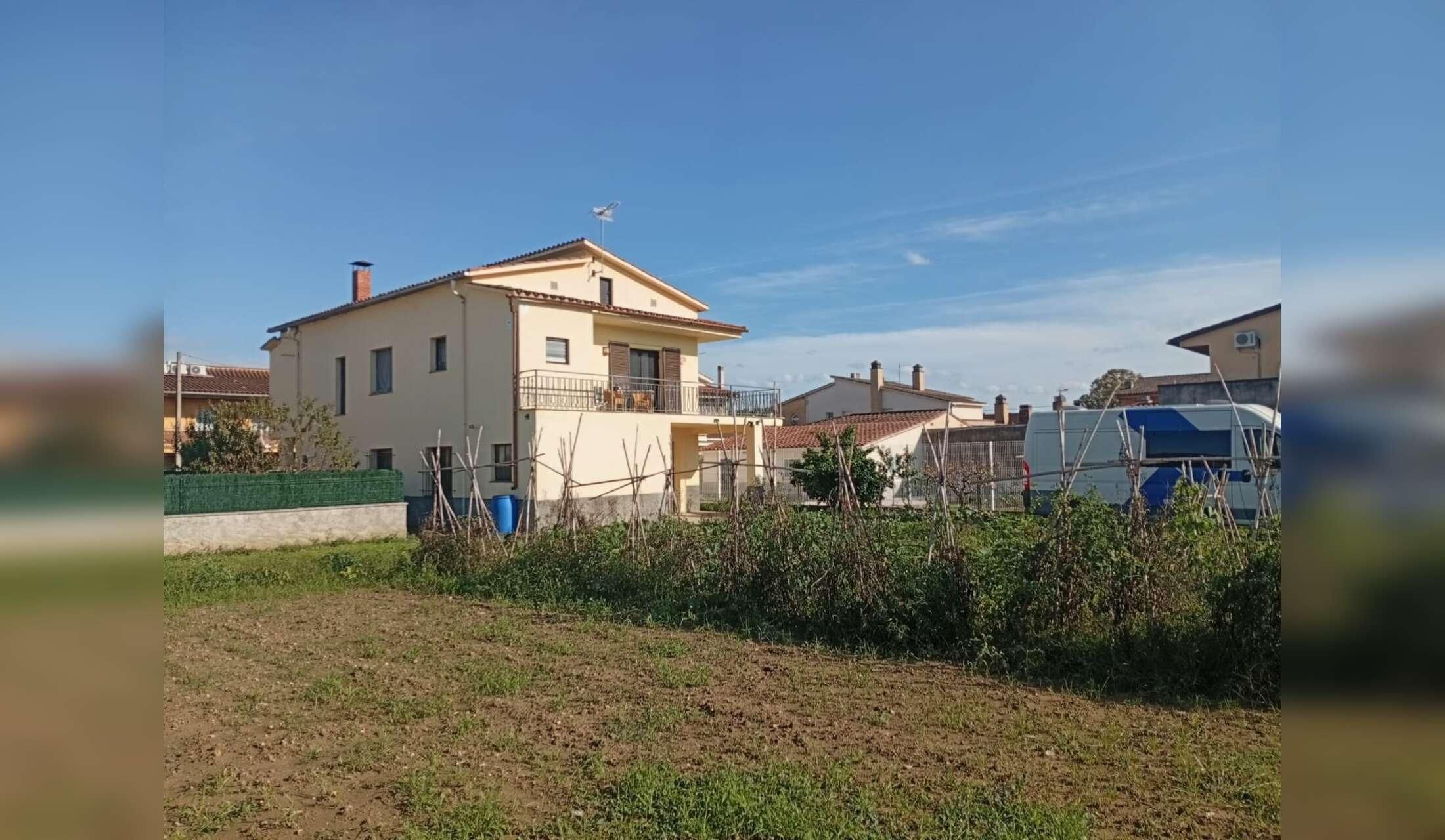 Pretty Banyoles, Catalunya; sitting house and cuddly cat; 31 Oct to 10 Nov