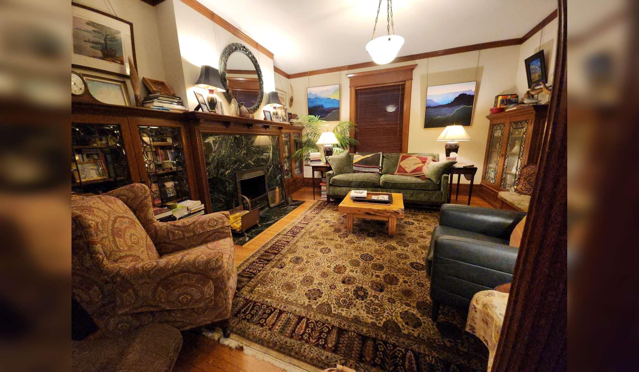 Victorian home with pets in quiet, leafy neighborhood in the city - Image 4