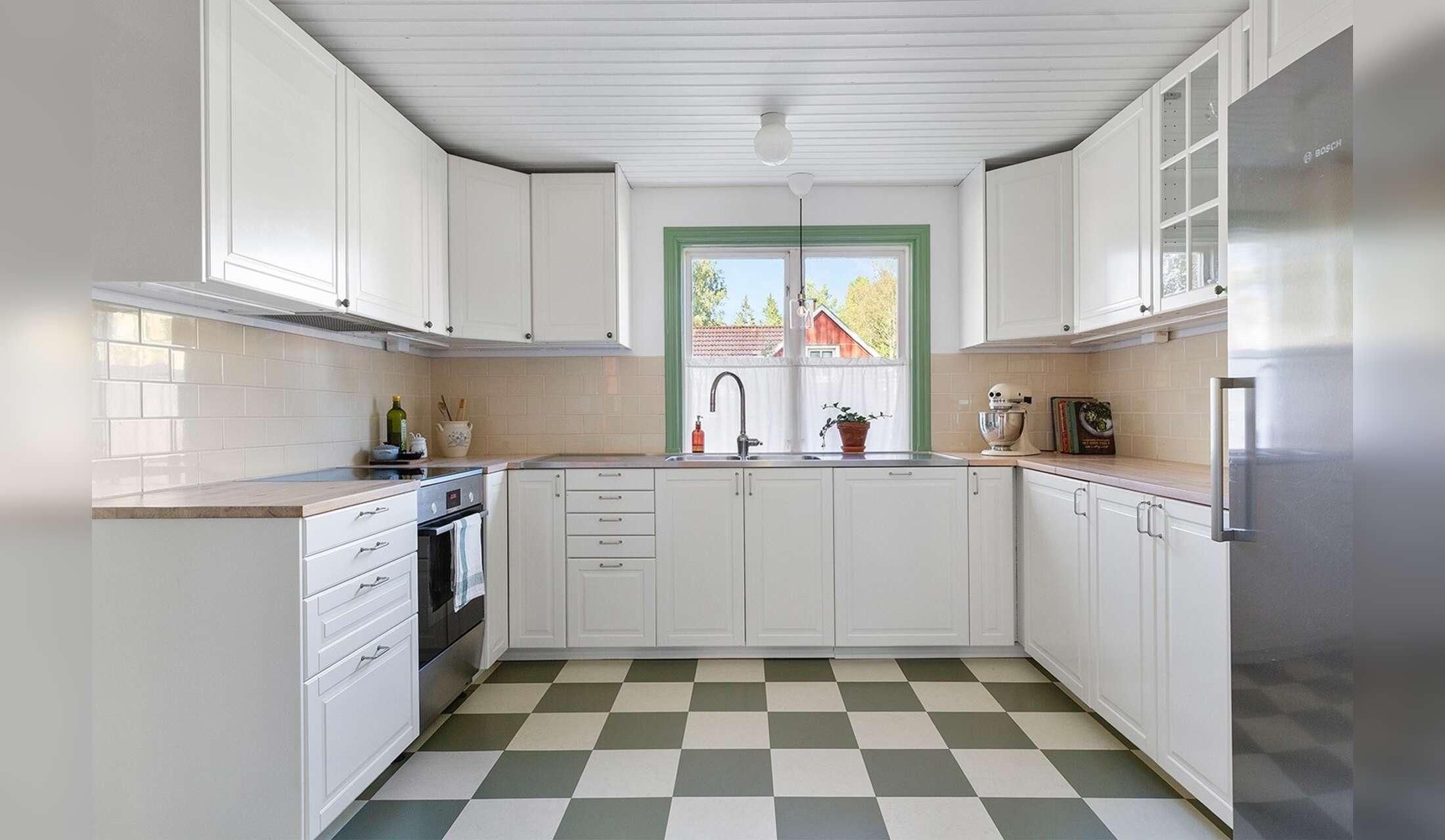 Traditional Swedish House (Golden Retriever + Cat) - Image 7