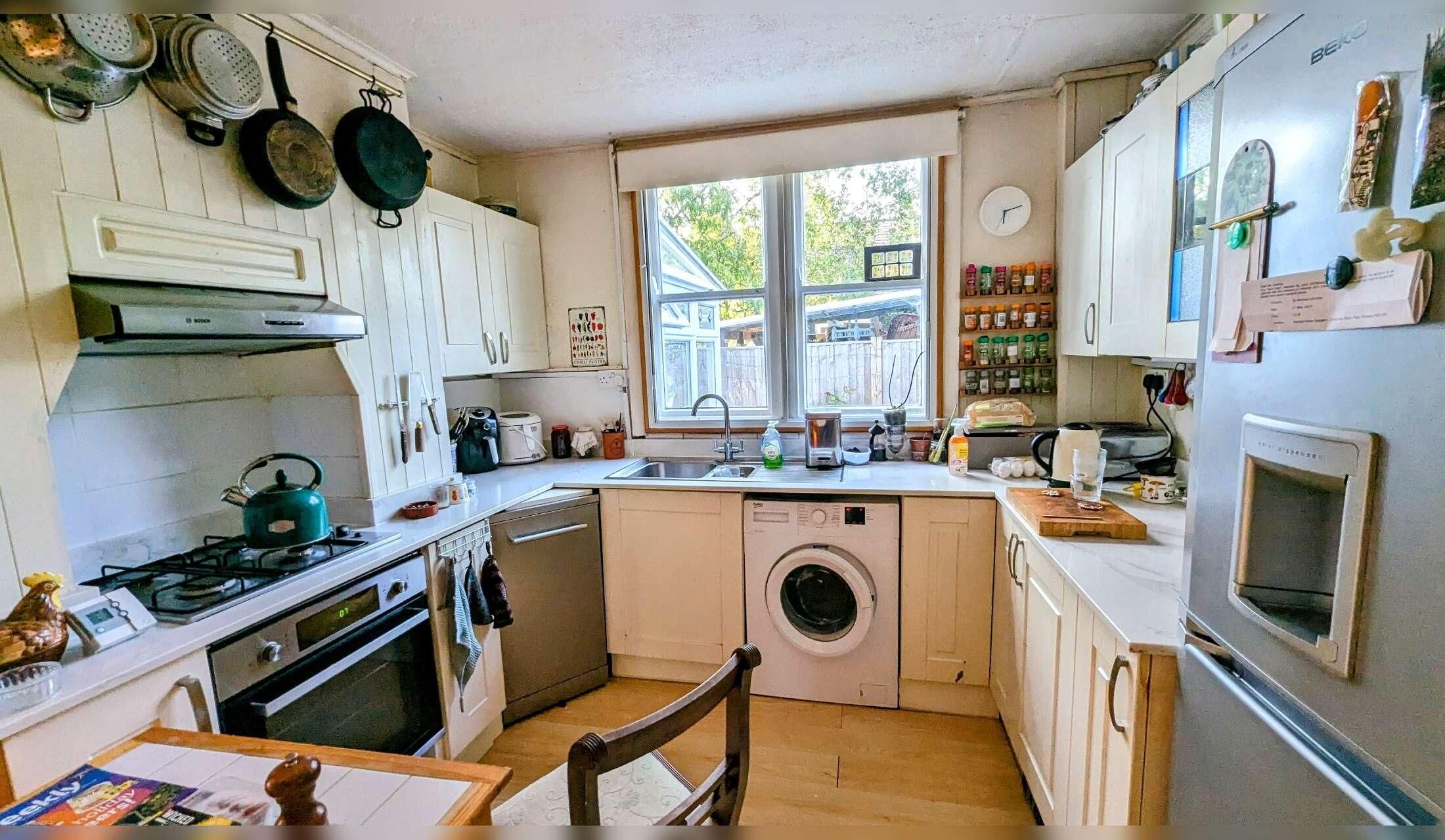 Cat and plant lover needed in wooden bungalow in Littlehampton West Sussex (varibale dates) - Image 8