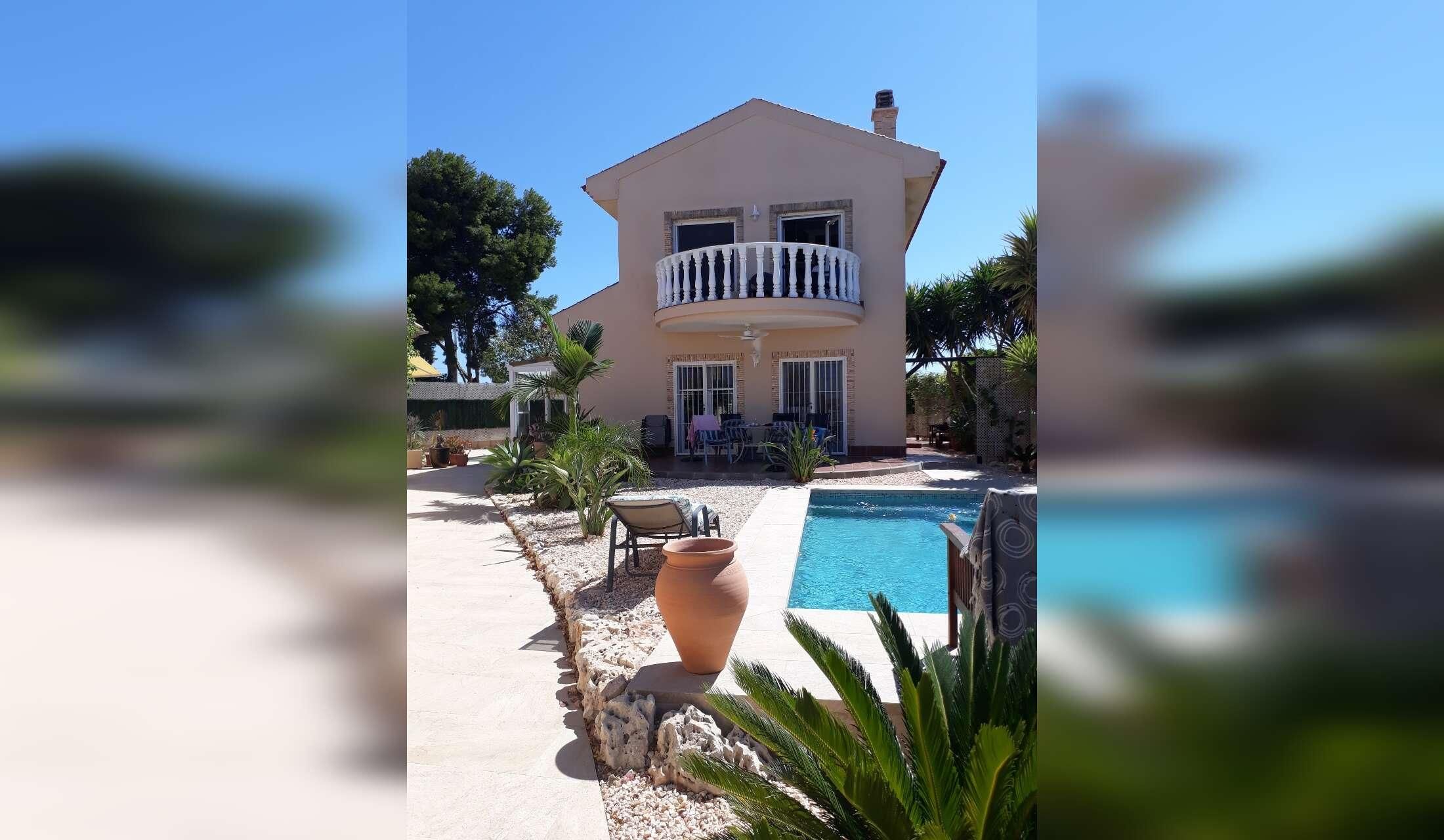 Detached 2 bedroom house in quiet village next to the Mar Menor with 7 cats to care for