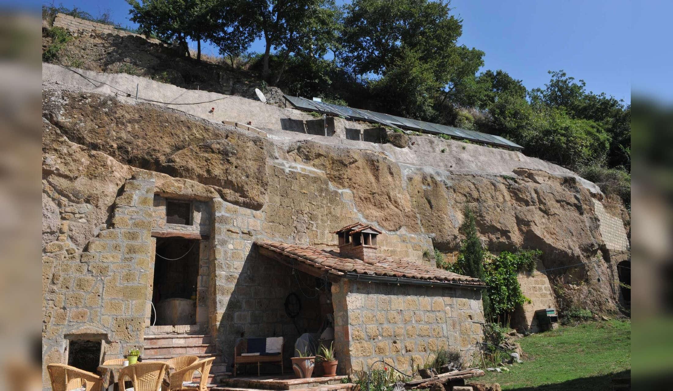 Peaceful winter in Tuscany with a lovely dog – off-grid country home - Image 6