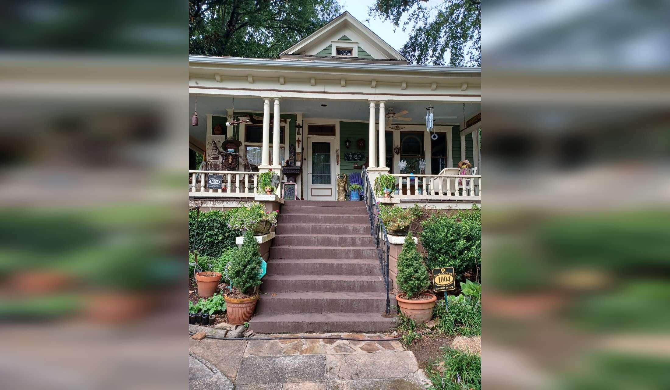 Delightful intown bungelow with elderly female purebred white lab, indoor/outdoor 3-legged cat, and one accrued outdoor feral cat (Non-Paying)