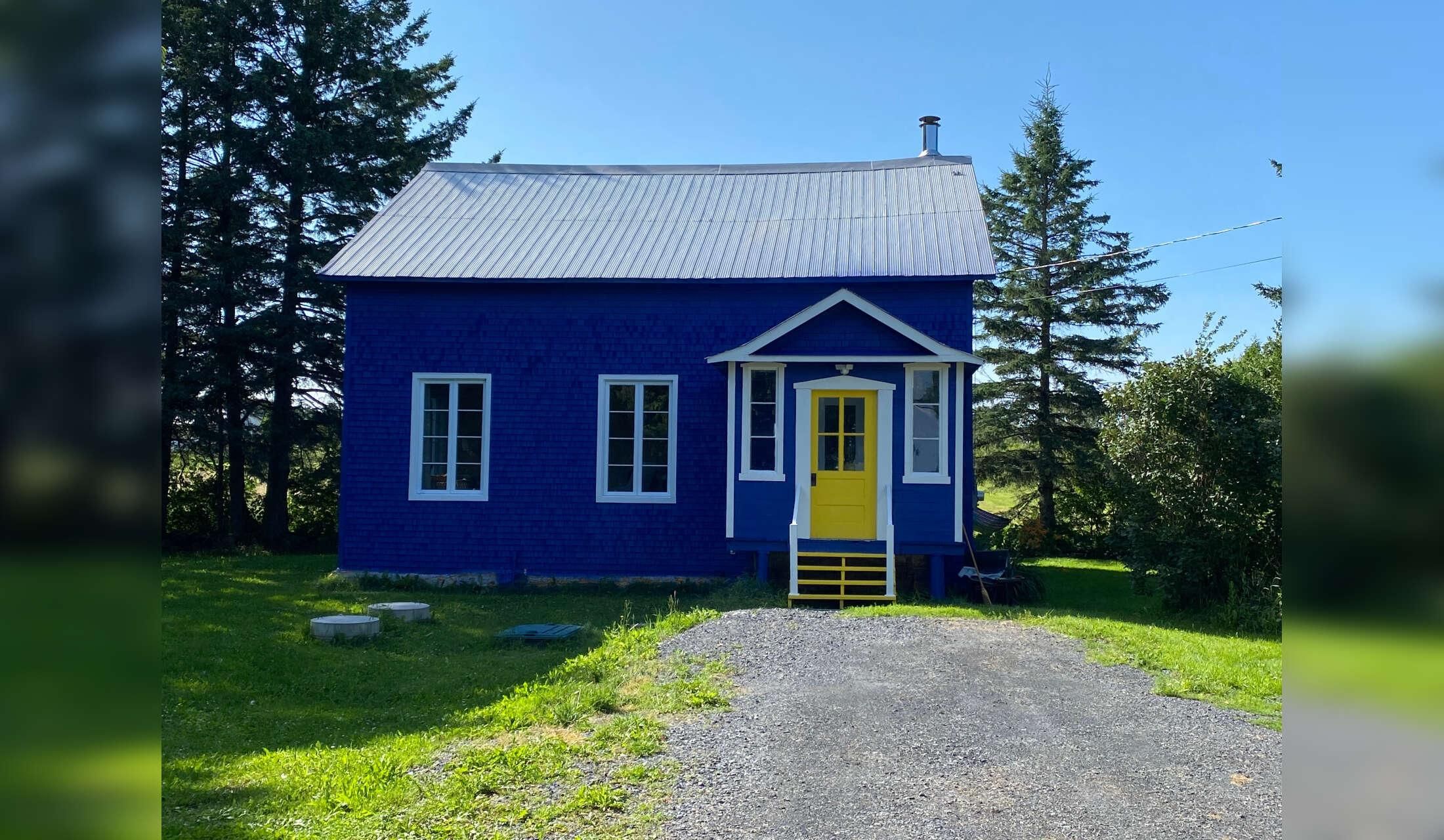 SEPTEMBER - Catsitting 2 cats in beautiful rural Quebec during Fall folliage